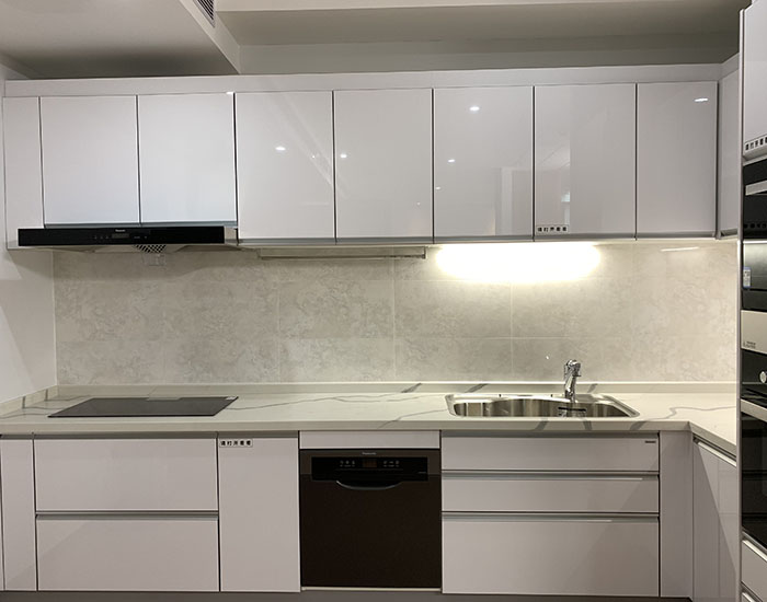 quartz countertop in the kitchen